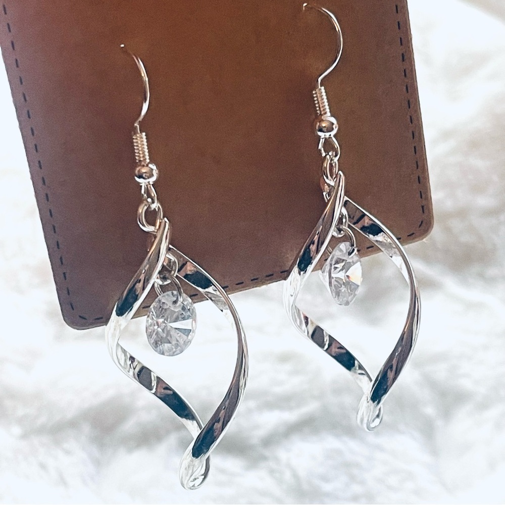 ✨ NWT Fantasy-Inspired Drop Earrings – Silver Tone | 2" Long 💎